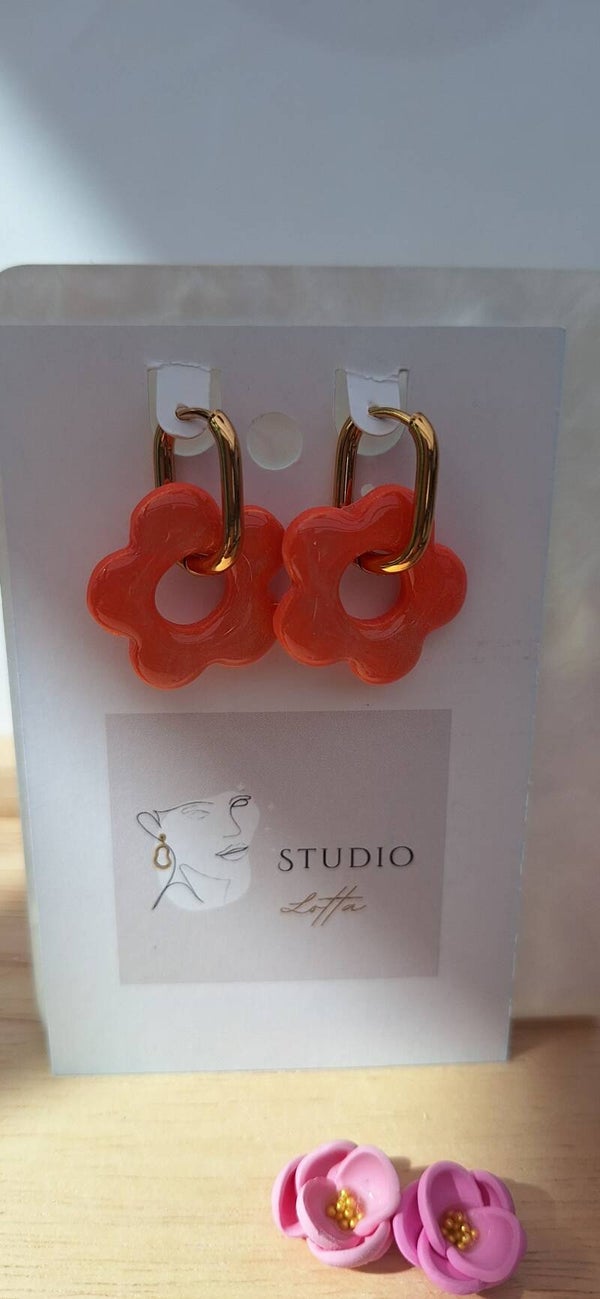 Handgemaakte oorbellen uit polymeerklei: Oranje bloemetjes met effect