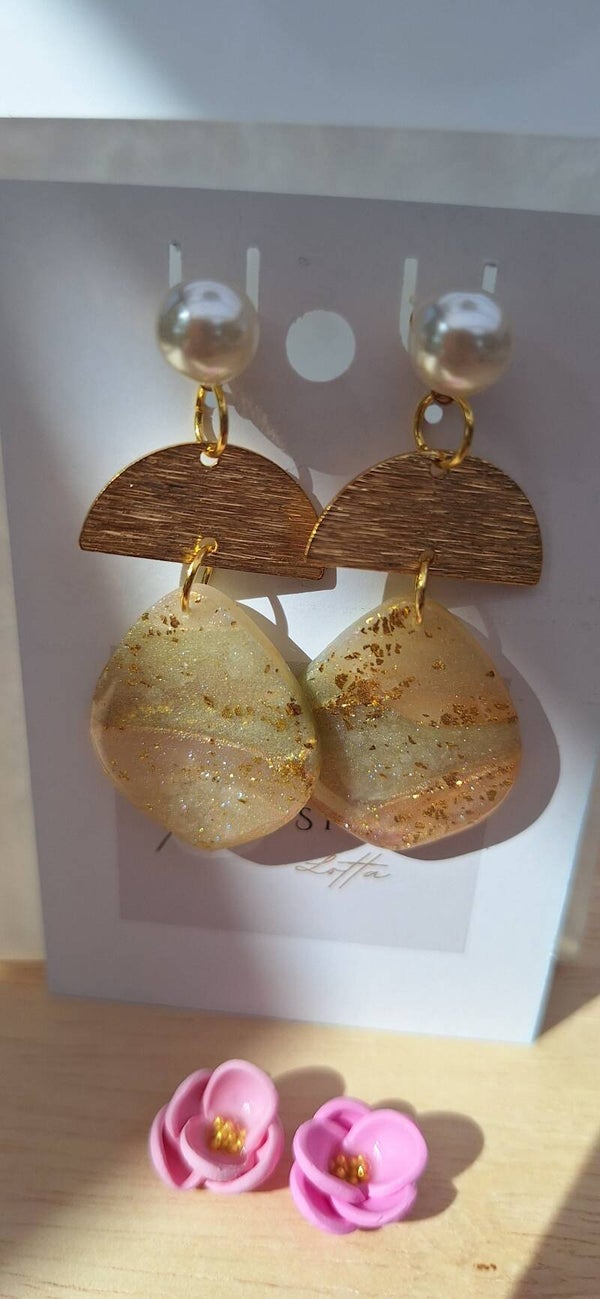 Handgemaakte oorbellen uit polymeerklei: Stone effect met gouden detail.