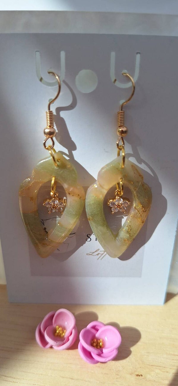 Handgemaakte oorbellen uit polymeerklei: Stone effect met hanger