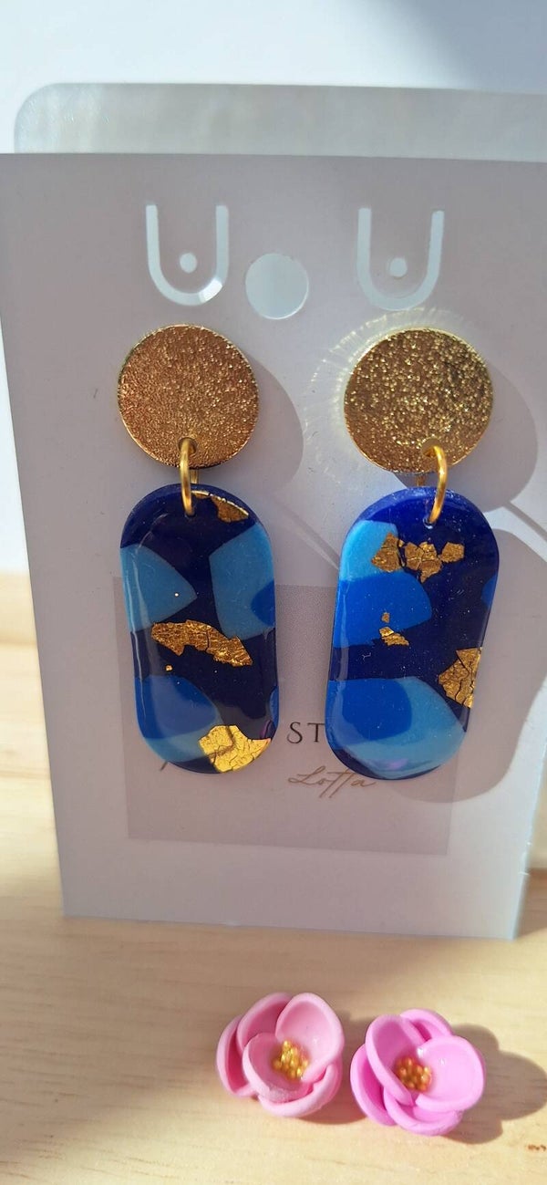 Handgemaakte oorbellen uit polymeerklei: Met ronde gouden steker