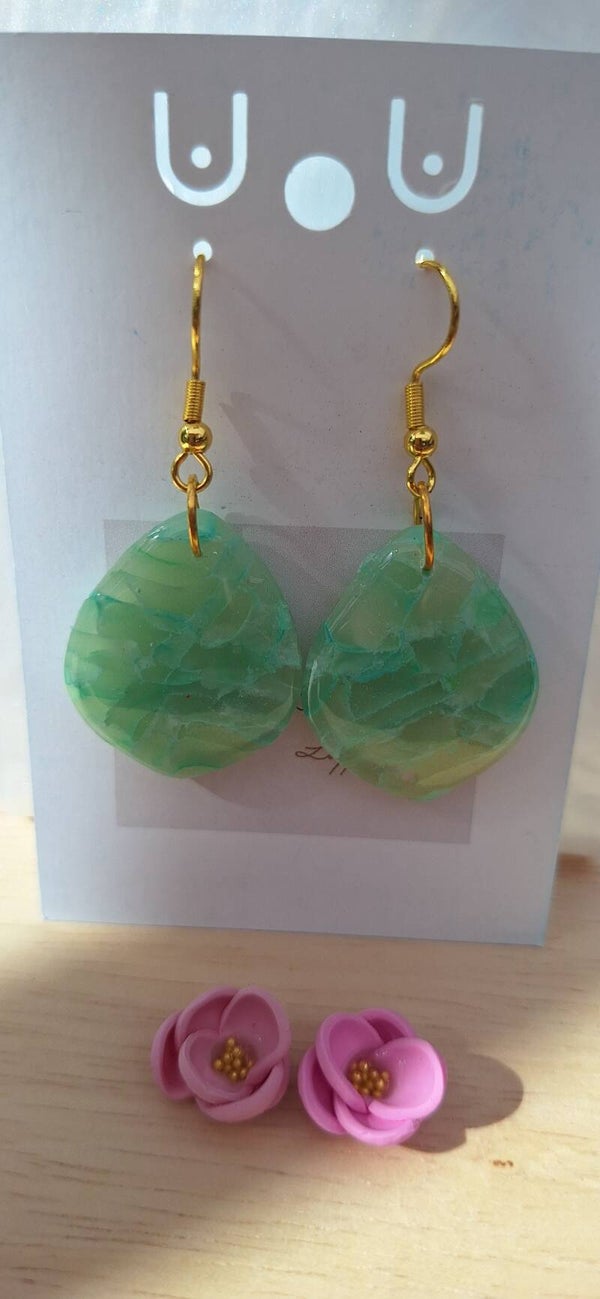 Handgemaakte oorbellen uit polymeerklei: Steen effect groen met hanger