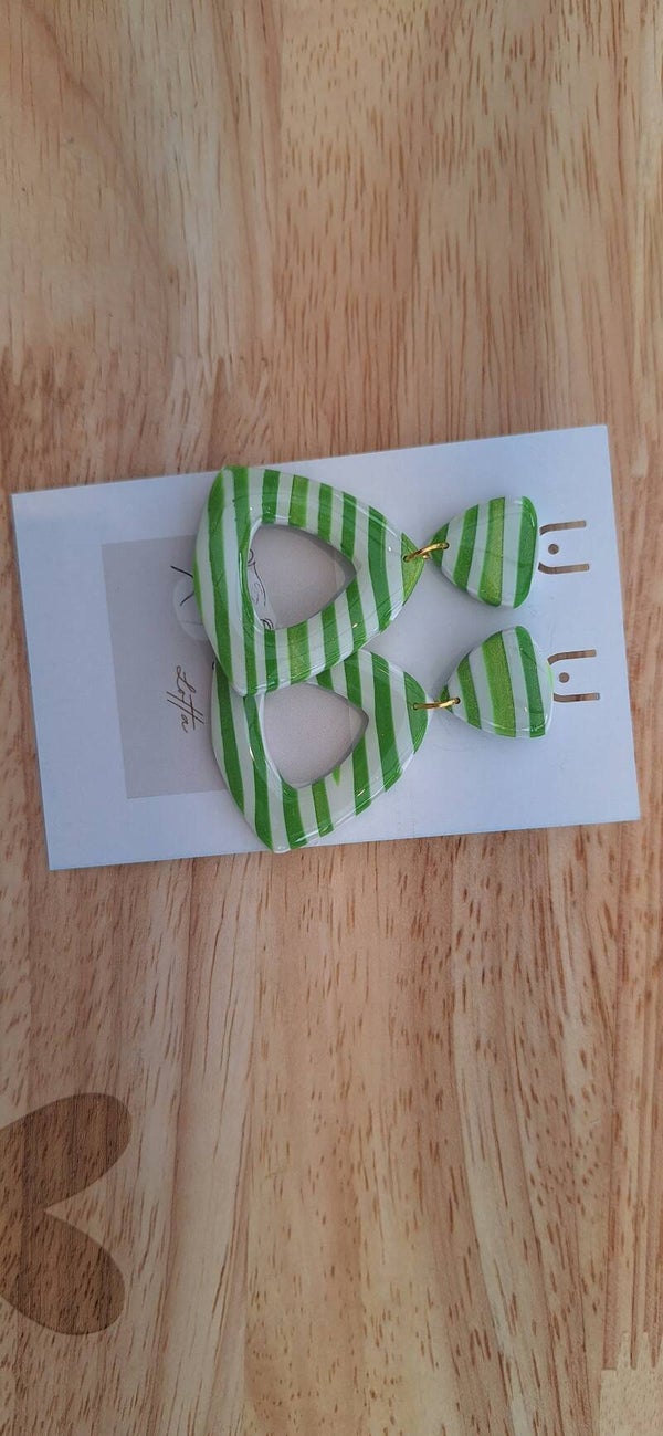 Handgemaakte oorbellen uit polymeerklei: Driehoek met groene streepjes