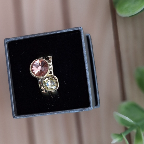 Ring met uniek reksysteem: voor iedereen gepast met gekleurde stenen