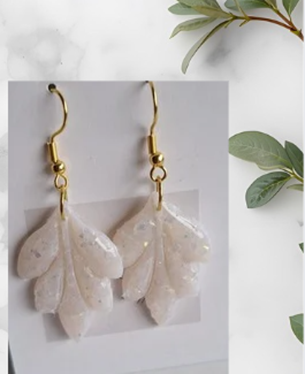 Handgemaakte oorringen: Witte met glinster