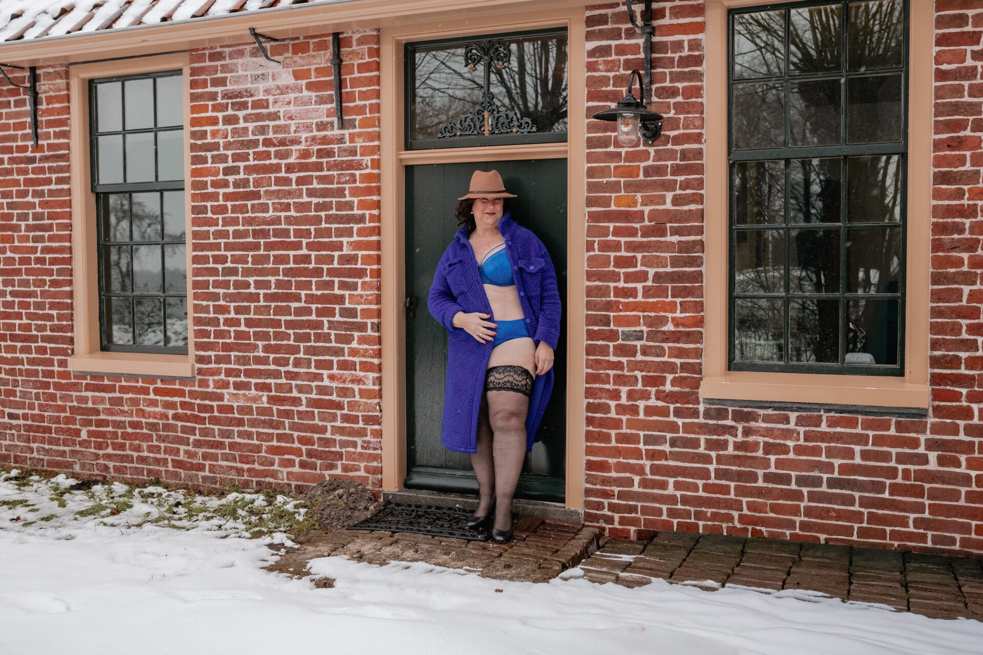 doorkijkje vanuit het raam bij de hude in nieuwolda