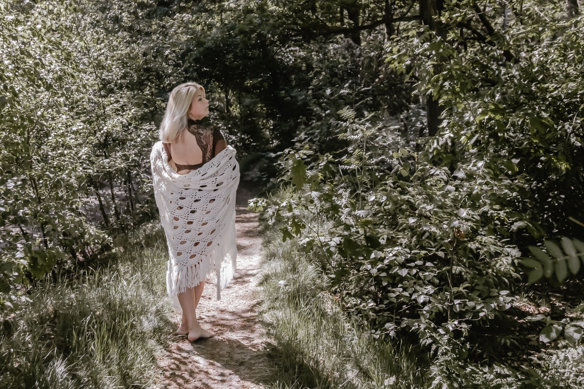 Pose tjdens een outdoor boudoirshoot bij t hemelriekje in Gasselte