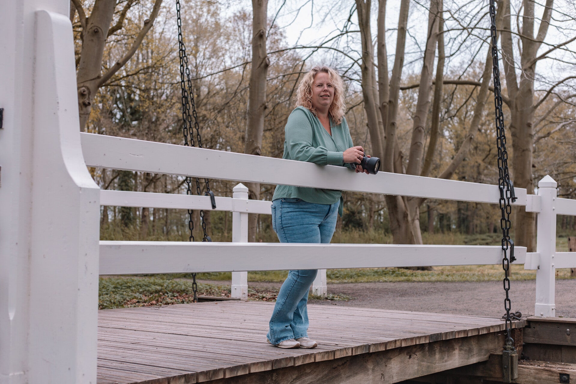 Marleen van der Wal de fotograaf achter Vrije Vrouw Boudoir in het Midwolmer bos