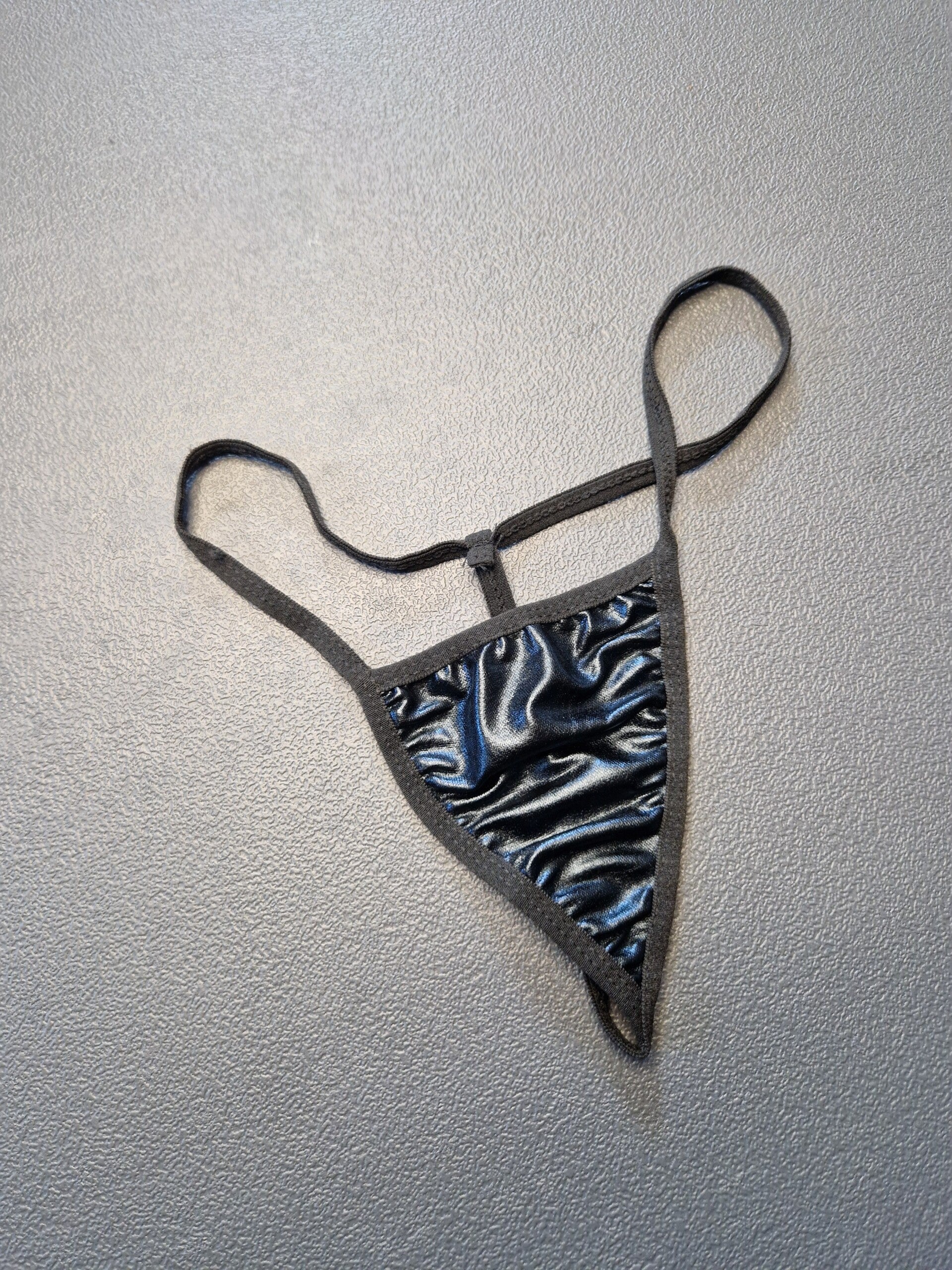 String Schwarz Latex Optik