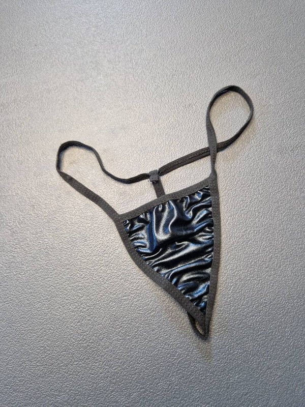 String Schwarz Latex Optik