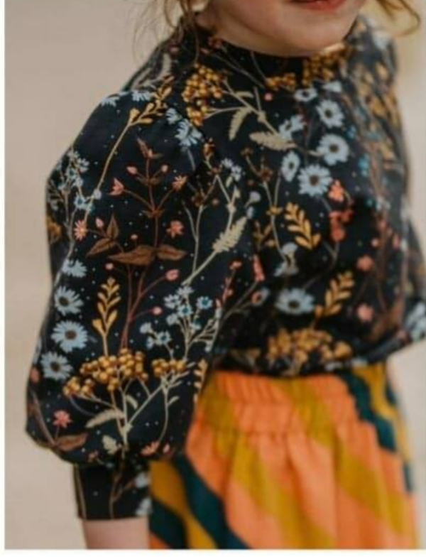 Puffy dried flowers sweater