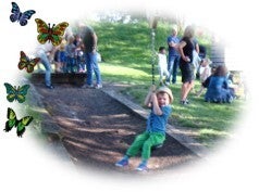 Mit der Kita Schatzinsel auf dem Ausflug! Ein Kind sitzt auf der Seilbahn.