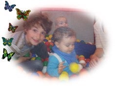 In der Kita Schatzinsel spielen wir gemeinsam! 3 Kinder sitzen im Ballenbad!