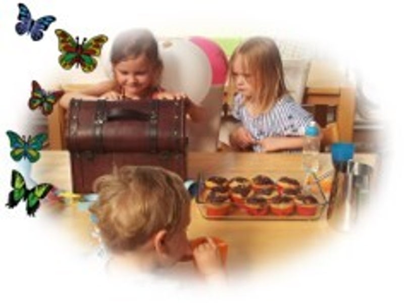 Geburtstagsfeier in der Kita Schatzinsel. Die Kinder öffnen die Schatztruhe.