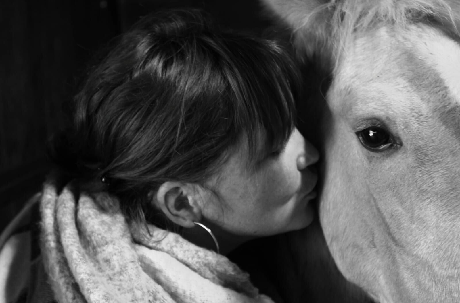 Prendre conscience de ses propres émotions est souvent une clé essentielle pour accompagner l’animal vers plus de sérénité.