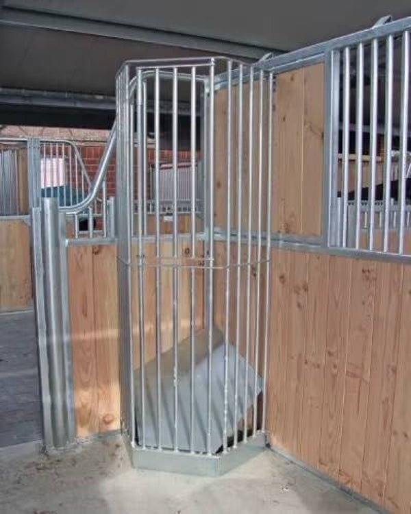 Slow Feeder Heuraufe Eckmodell 2m, 24 kg, incl. Sockel