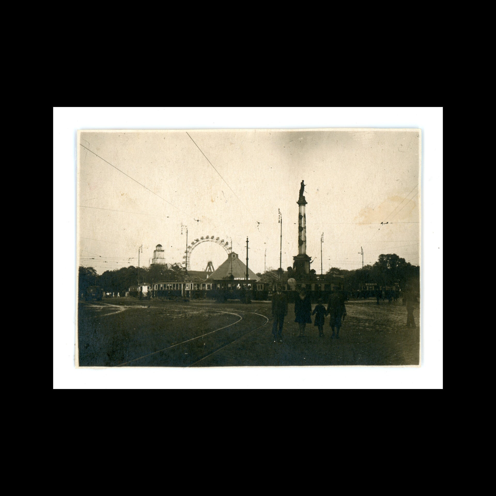 altes Foto Wien, Praterstern mit Rießenrad, Tegetthoff Denkmal, snapshot photo, 