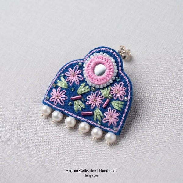 Blau wie der Himmel, zarte rosa Blumen und der besondere Glanz kleiner Spiegel