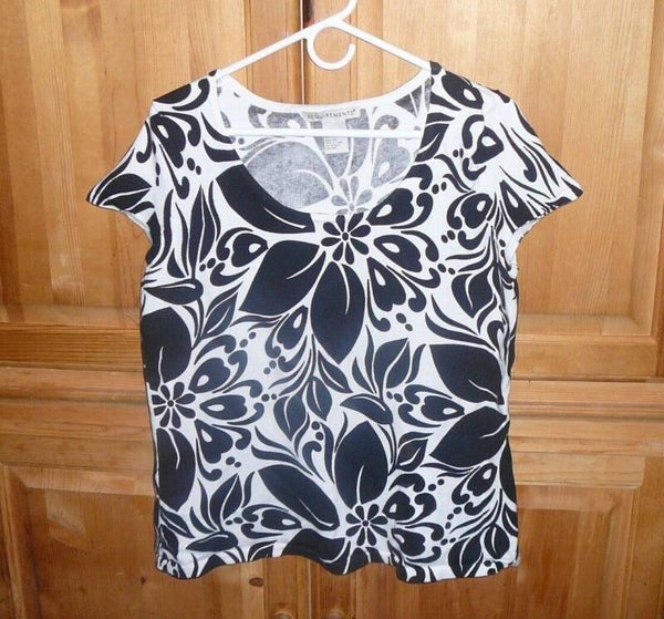 Womans Large Black and White Floral Light Feel Knit Stretch Blouse by Requirements