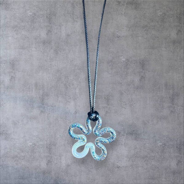 Collier LYRA – Fleur en résine