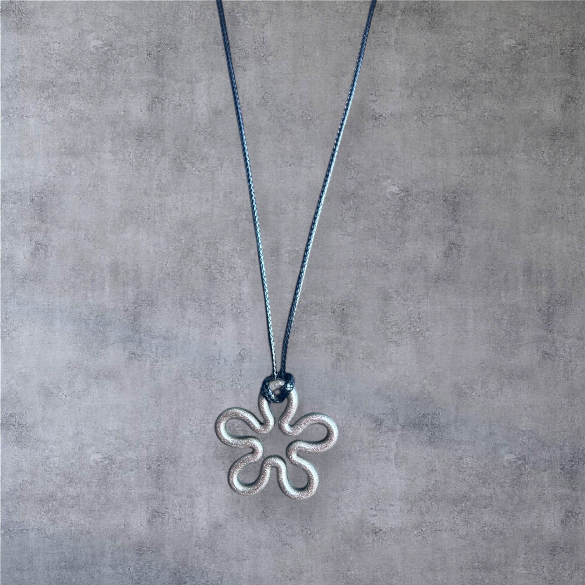 Collier LYRA – Fleur en résine