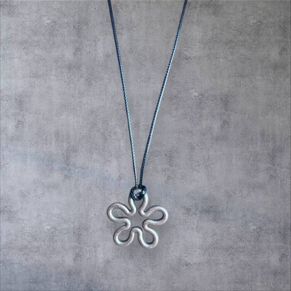 Collier LYRA – Fleur en résine