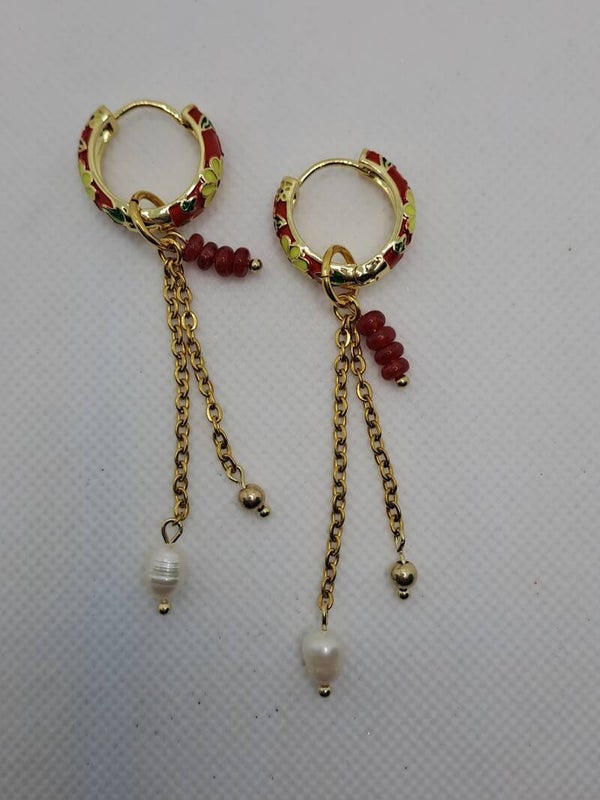 Rode gebloemde ringen met hangers