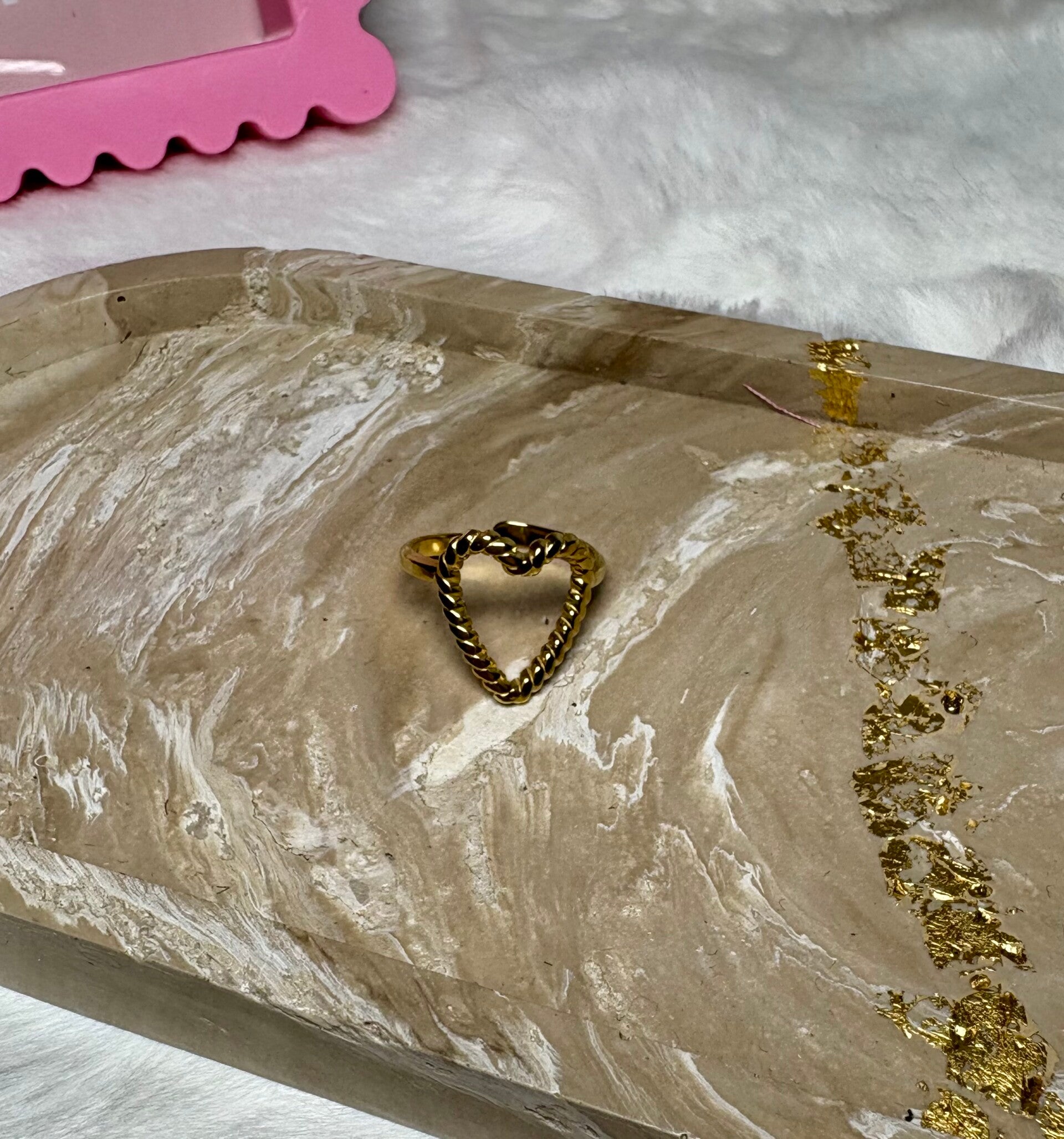 Ring hartje gedraaid goud