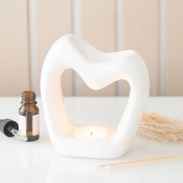 Brûle‑parfum sculptural en forme de cœur