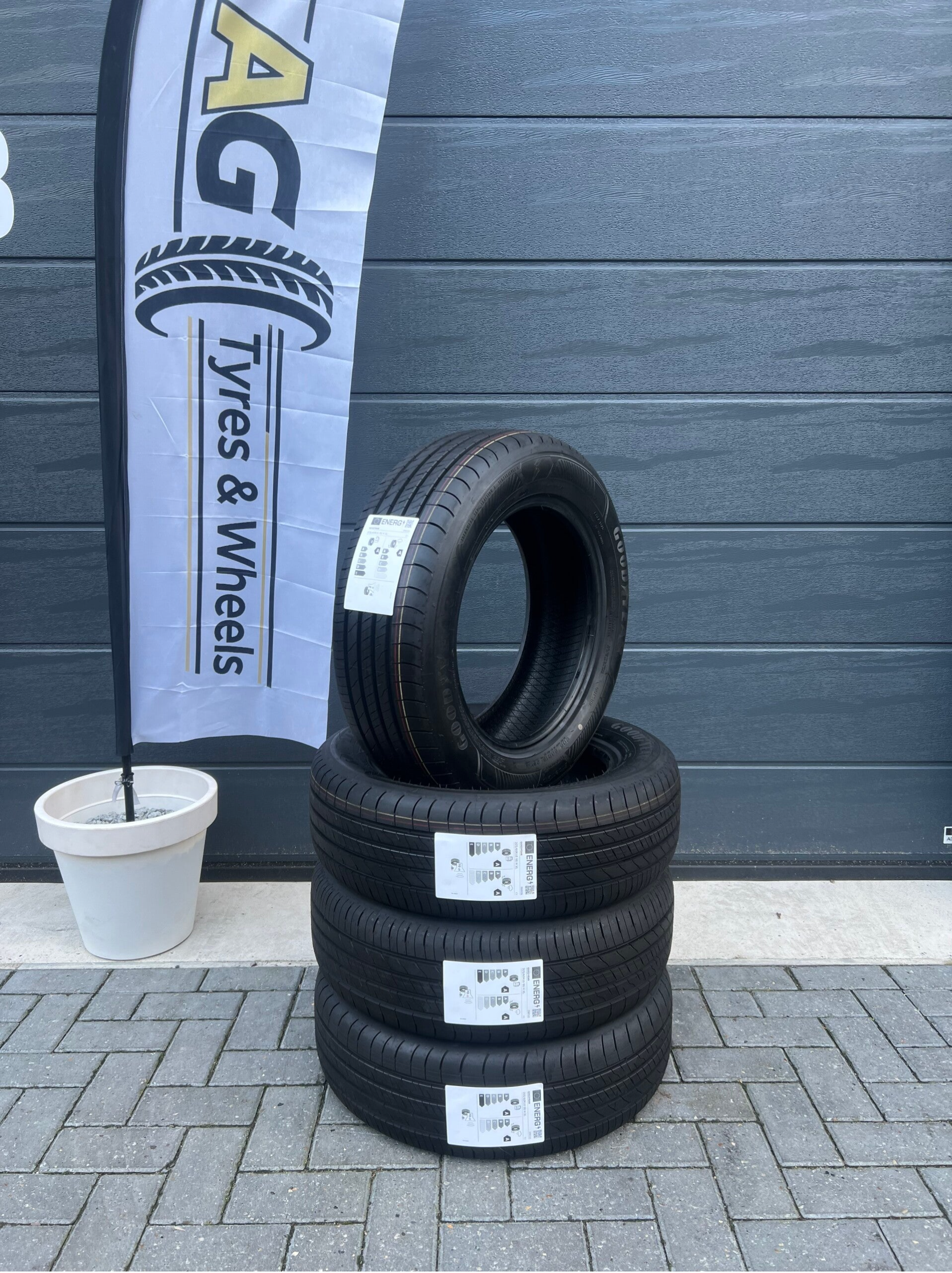 4x 205/60R16 96H XL Goodyear EfficientGrip Performance 2
