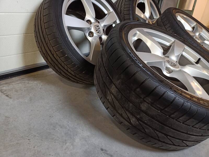 Set van 4 velgen met banden voor een Porsche Cayenne 987