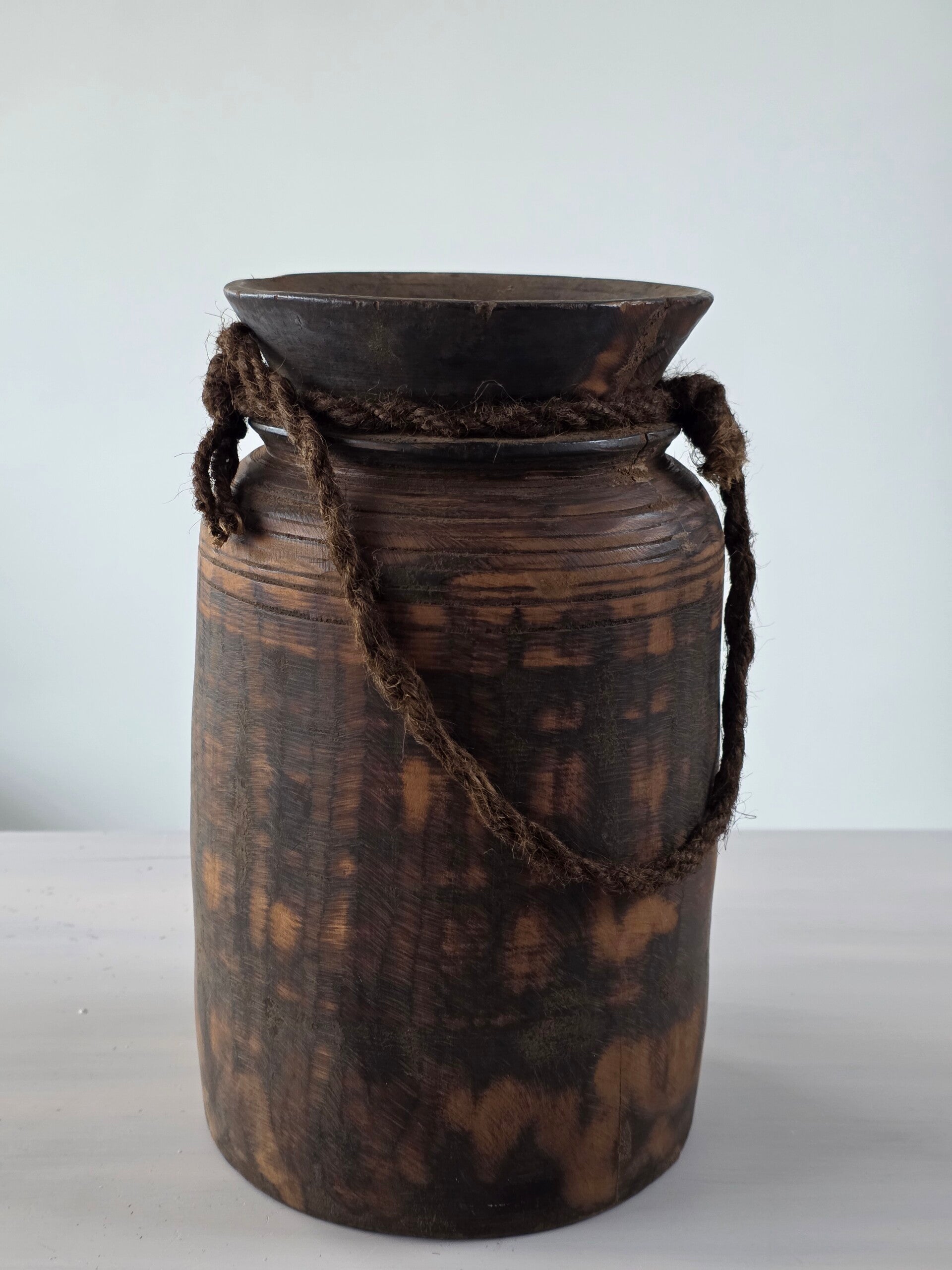 Himachal pot met touw