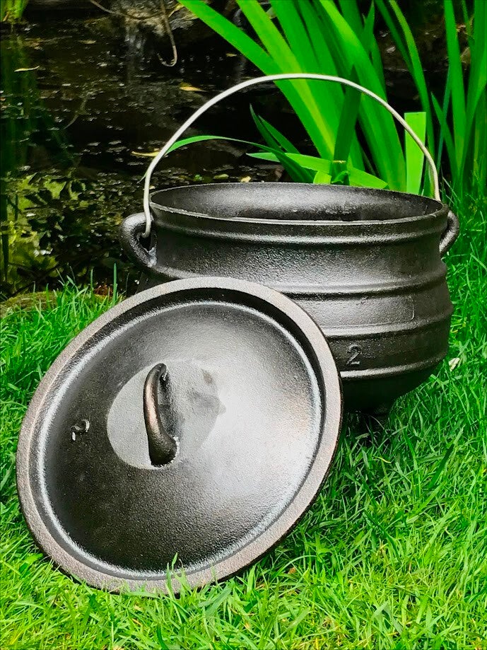 Large Cast Iron Cauldron (Capacity: 6L)