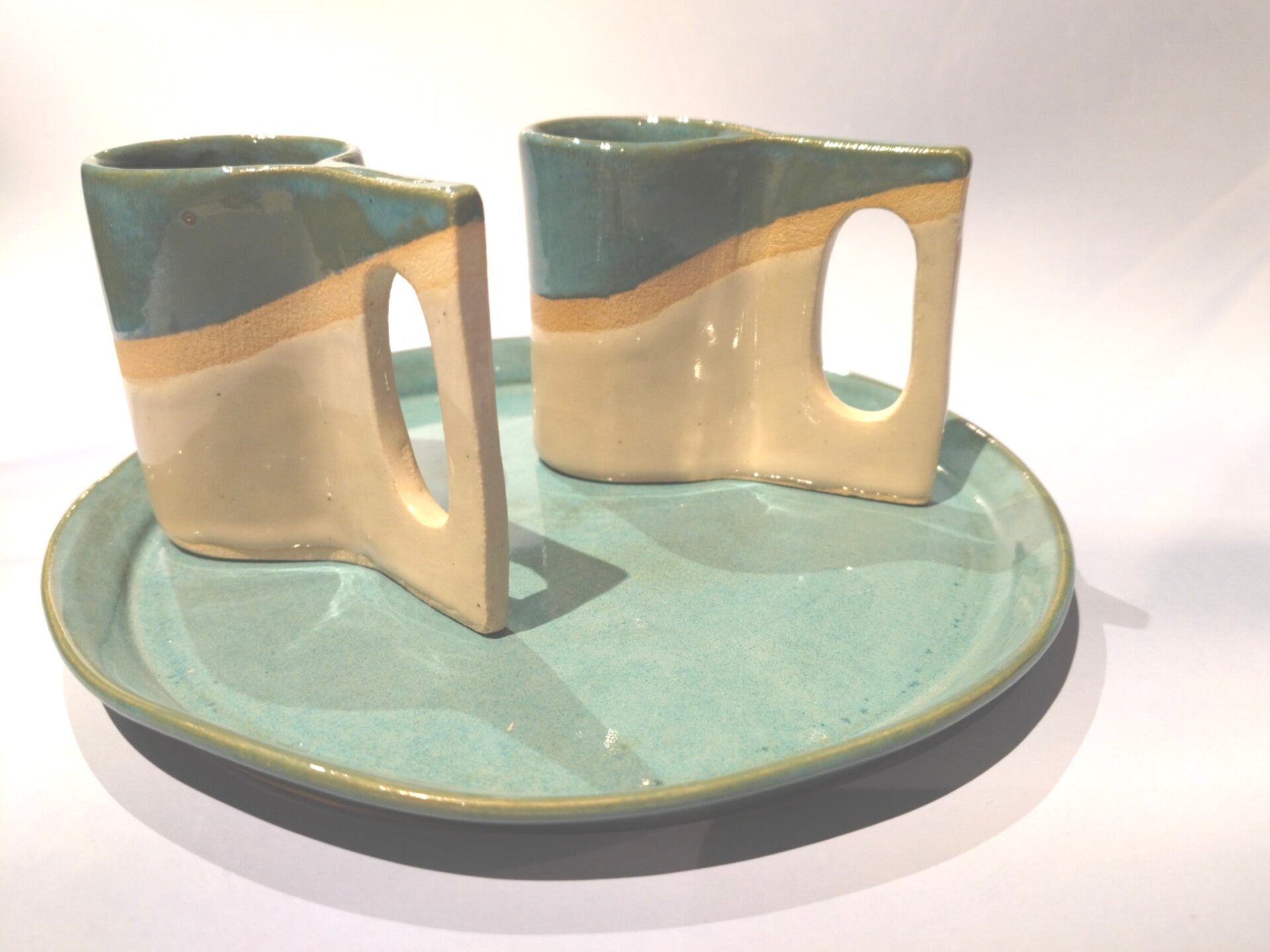Ensemble tasses et assiette