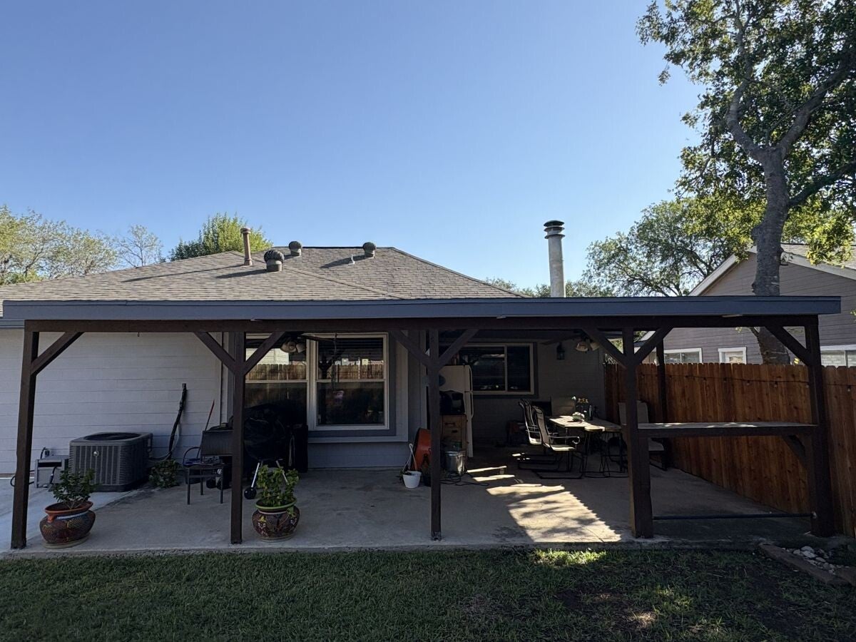 Finished staind fence in San Antoni