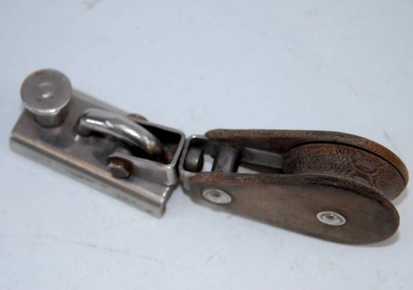 Enkel Tufnolblokje op railstopper, gebr , goede staat