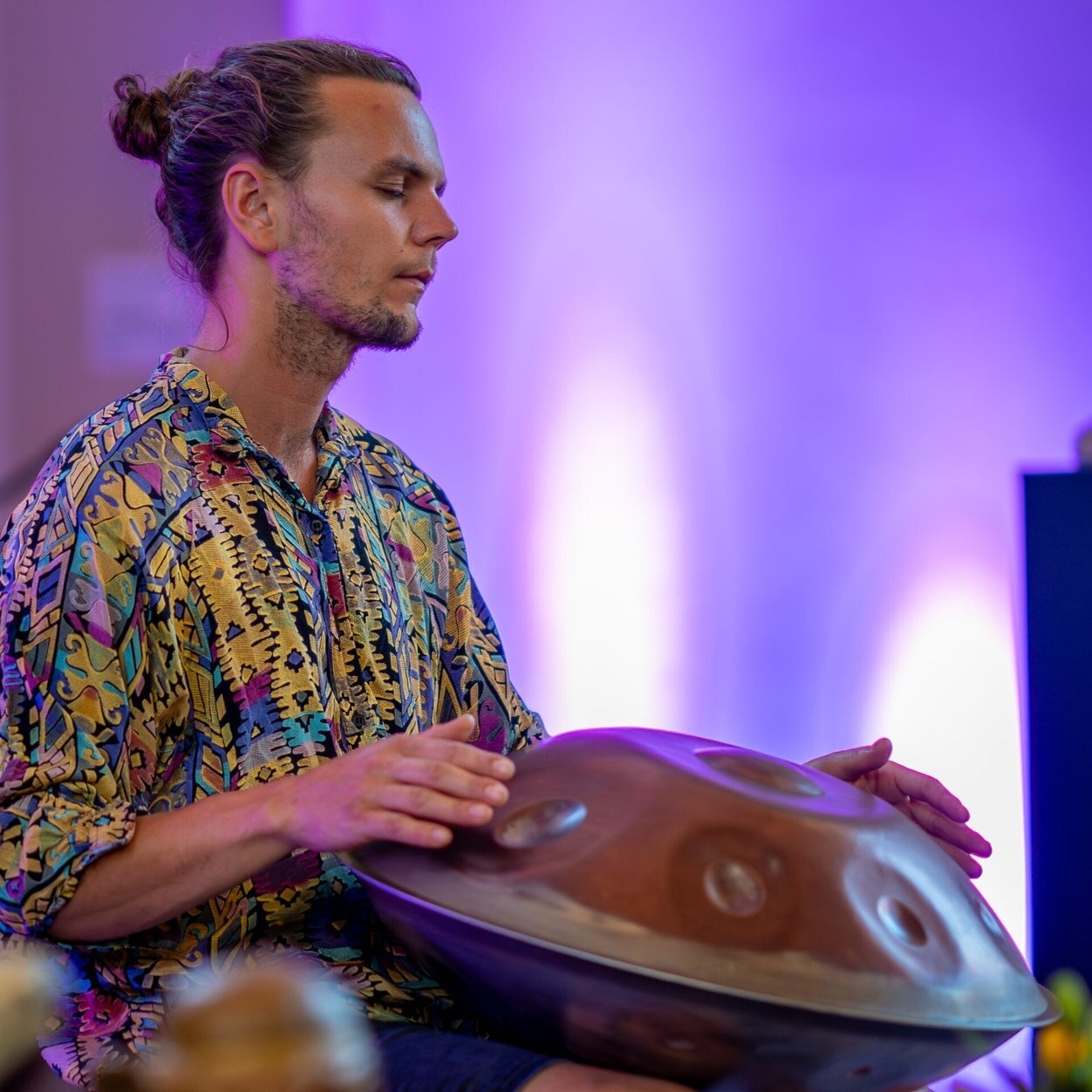 Handpan tijdens herdenking of uitvaart