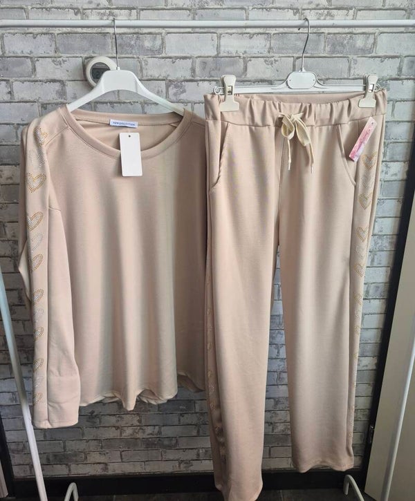Beige pak met hartjes