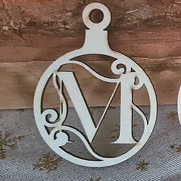 Ornement de Noël avec initiale découpée