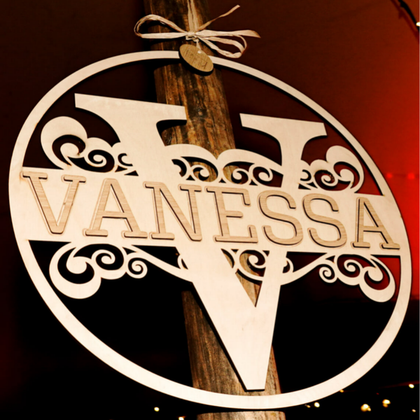 Ornement en bois avec initiale et prénom - modèle volutes