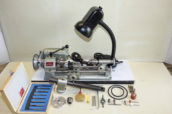 Mooie , zo goed als nieuwe Emco unimat draaibank met nieuwe beitels en machinelamp Art. 7460