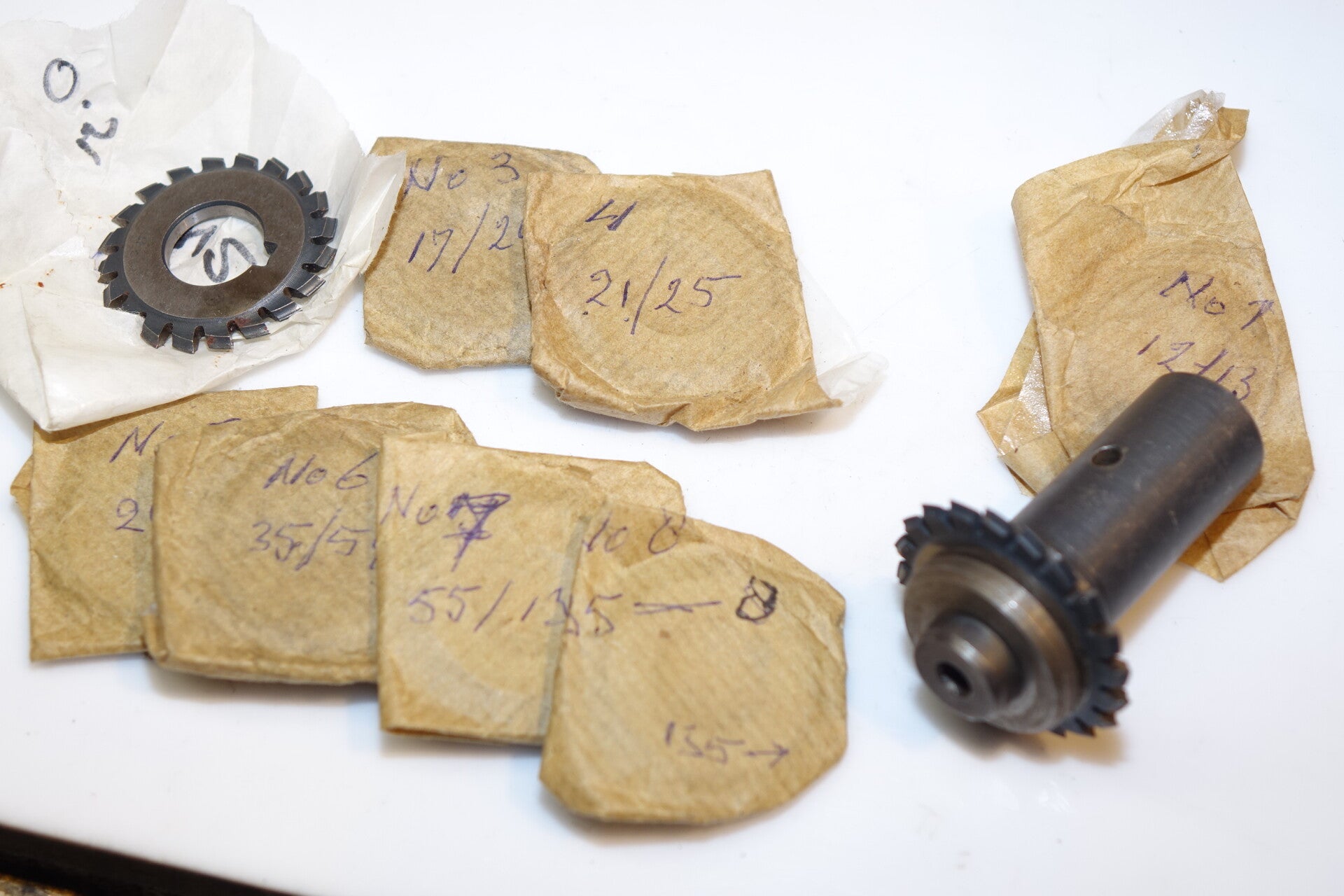 Opname doorn M12x1 met 8 verschillende moduul frezen om tandwielen te frezen Art. 7146