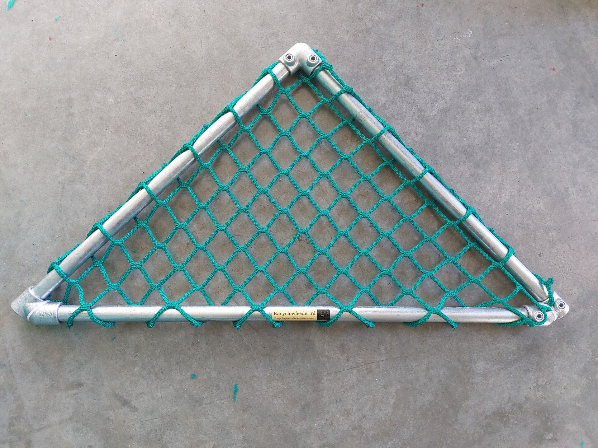 Driehoekig slowfeeder frame met net
