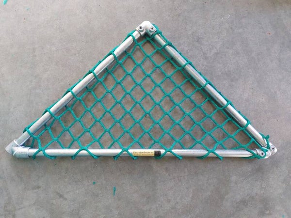 Driehoekig slowfeeder frame met net