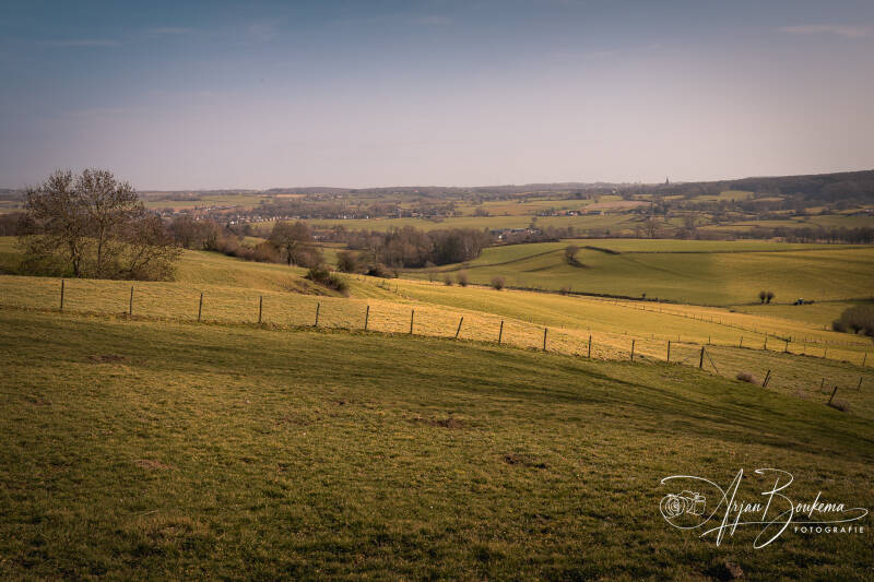 Kosberg met uitzicht op Mechelen en de kerktoren van Vijlen in de verte.jpg