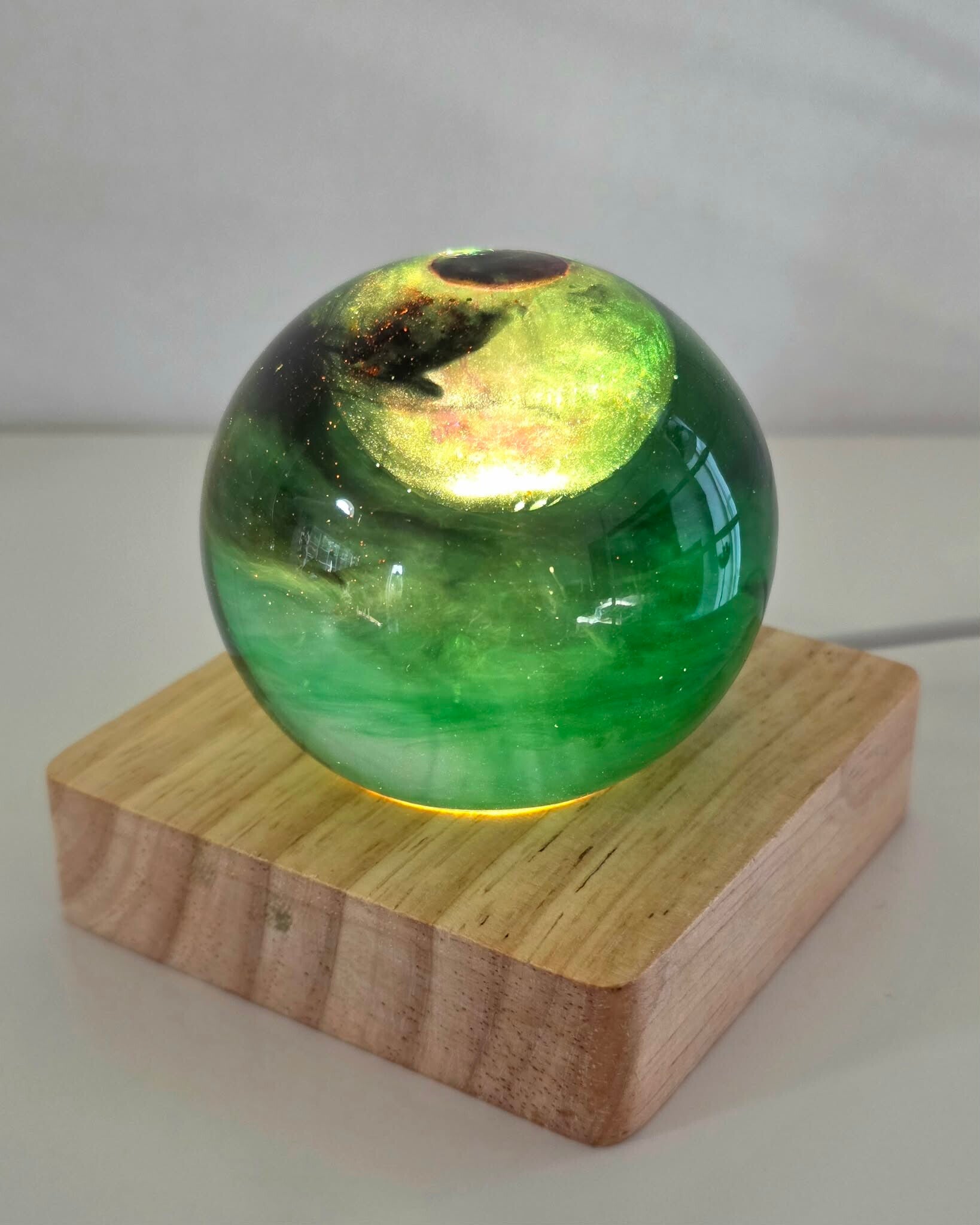 Unik handgjord epoxilampa – grönt resin-klot nr 2 med LED & träfot