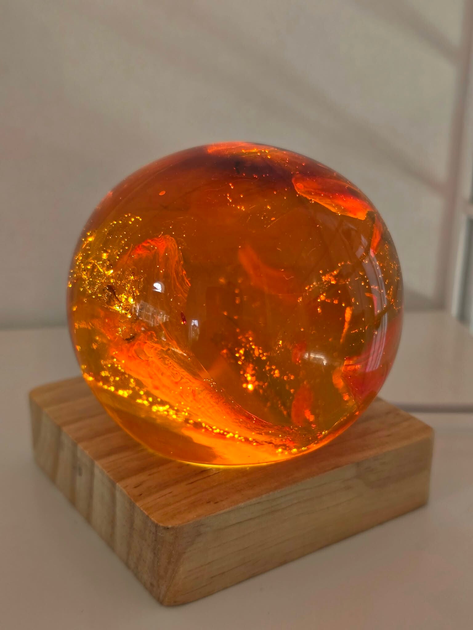 Unik handgjord bordslampa Nr3 – epoxiklot i orange/amber – träfot