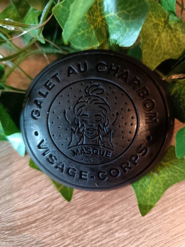 Galet masque visage et corps charbon aux lait d'ânesse