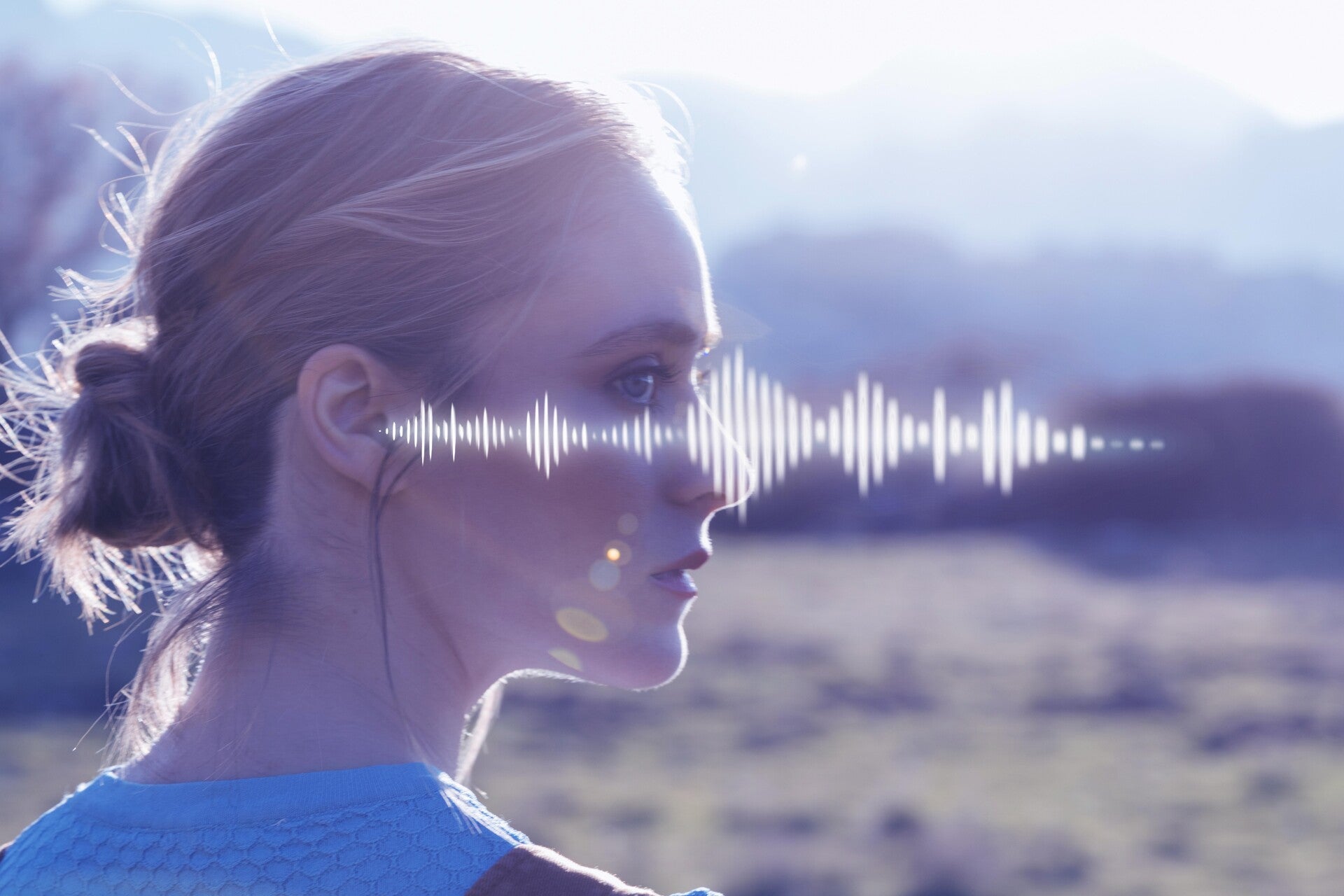Acht stilisierte, blaue Papiersilhouetten von Menschen, die sich an den Händen halten, auf einer glatten Oberfläche, Blog MediumSciences - Institut