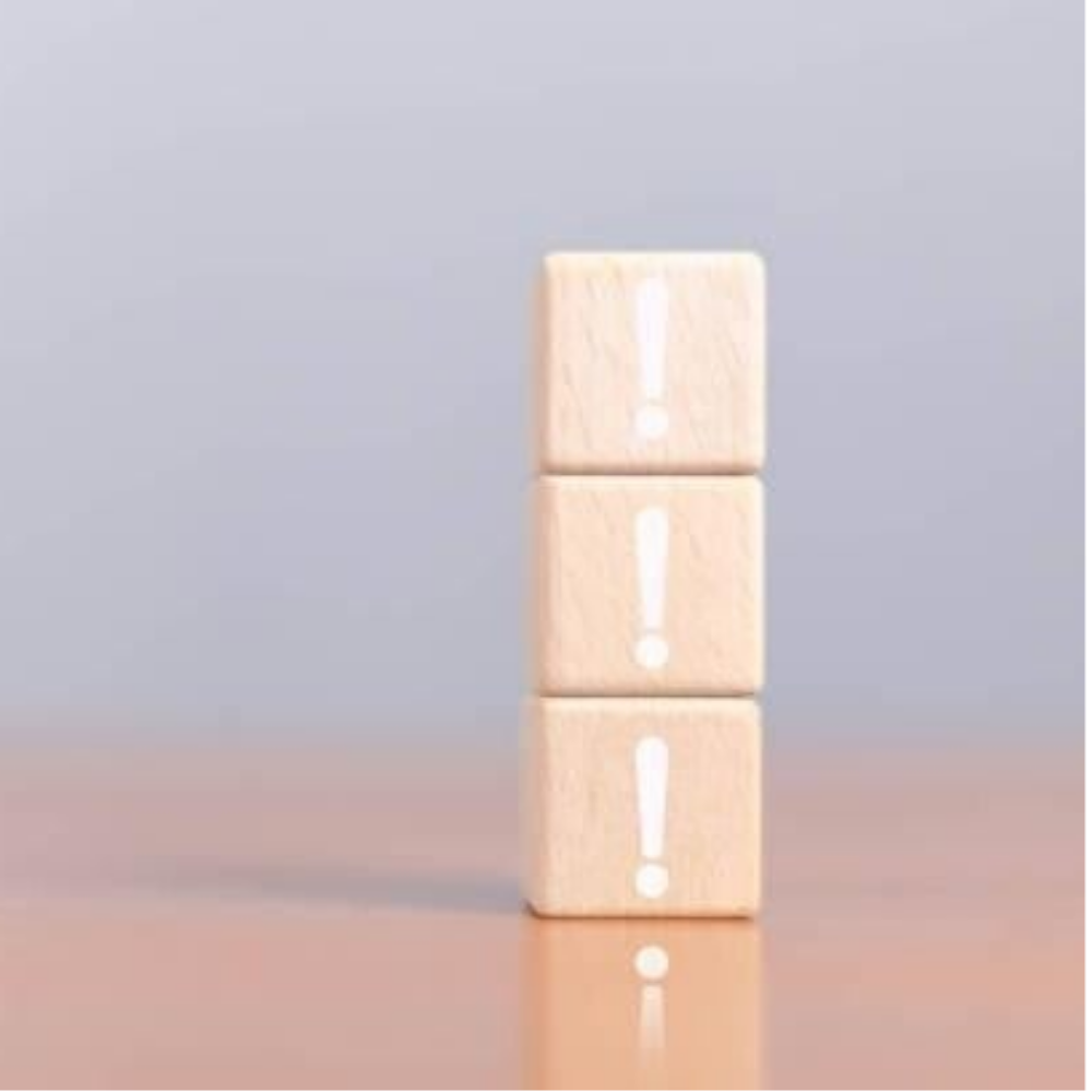 Schwarztafel mit einer gezeichneten Kopfumriss und einem Holzblock mit einer Glühbirne darüber. Der Kopf zeigt nach rechts, Kontext Blog MediumSciences - Institut.