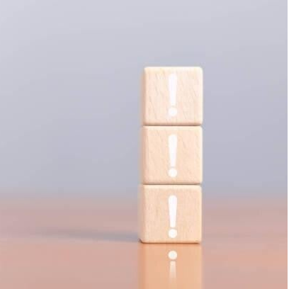 Silhouette eines Kopfes mit einer Glühbirne, gefüllt mit Zahnrädern in verschiedenen Farben. Der Kopf ist in einem hellen, minimalistischen Stil gezeichnet , Kontext MediumSciences - Institut.